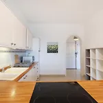 Apartamento Breathtaking Seafront 3bd W/ Balcony, Coast By 360 Estates *
