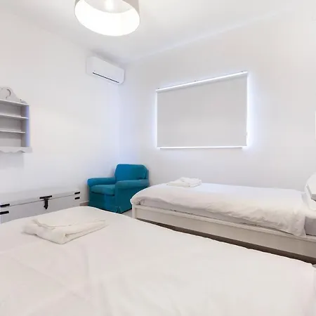 Breathtaking Seafront 3bd W/ Balcony, Coast By 360 Estates Sliema