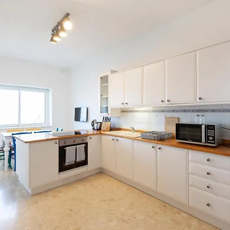 Apartman Breathtaking Seafront 3bd W/ Balcony, Coast By 360 Estates *