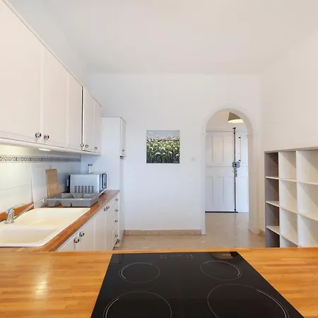 Apartman Breathtaking Seafront 3bd W/ Balcony, Coast By 360 Estates *