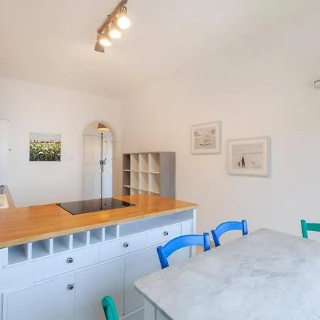 Apartman Breathtaking Seafront 3bd W/ Balcony, Coast By 360 Estates *