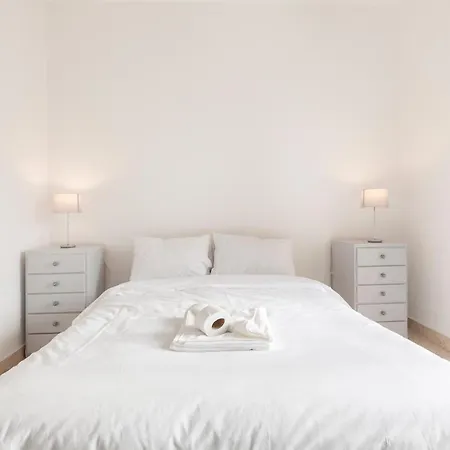 Apartman Breathtaking Seafront 3bd W/ Balcony, Coast By 360 Estates