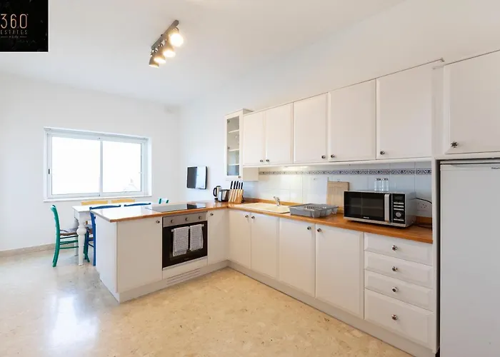 Апартаменты Breathtaking Seafront 3bd W/ Balcony, Coast By 360 Estates *