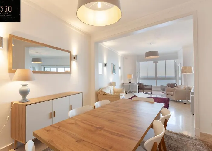 Breathtaking Seafront 3bd W/ Balcony, Coast By 360 Estates Lägenhet