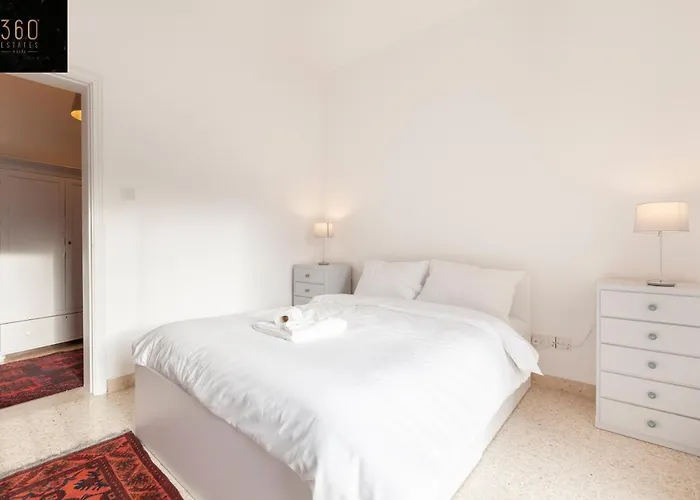 Breathtaking Seafront 3bd W/ Balcony, Coast By 360 Estates Апартаменты *