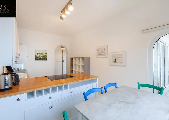 Апартаменты Breathtaking Seafront 3bd W/ Balcony, Coast By 360 Estates *