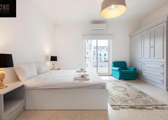 Breathtaking Seafront 3bd W/ Balcony, Coast By 360 Estates Апартаменты *