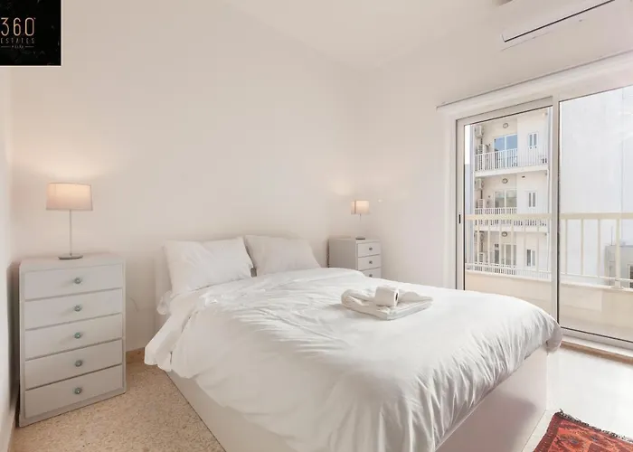 Breathtaking Seafront 3bd W/ Balcony, Coast By 360 Estates Апартаменты *