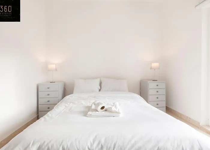 Апартаменты Breathtaking Seafront 3bd W/ Balcony, Coast By 360 Estates