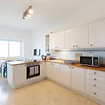 Lejlighed Breathtaking Seafront 3bd W/ Balcony, Coast By 360 Estates *