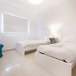 Breathtaking Seafront 3bd W/ Balcony, Coast By 360 Estates Lejlighed *